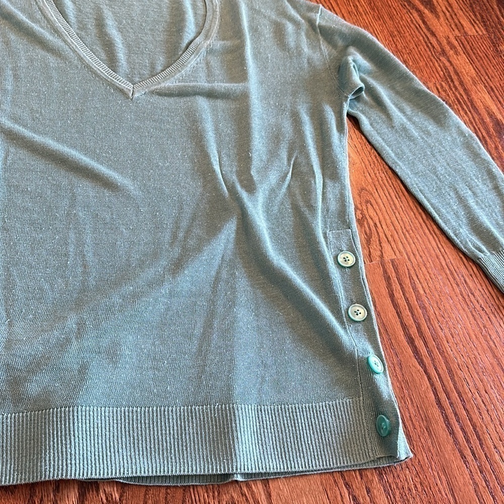 J crew linen v neck sweater. Teal green. Size medium. Button side trim - Picture 7 of 8